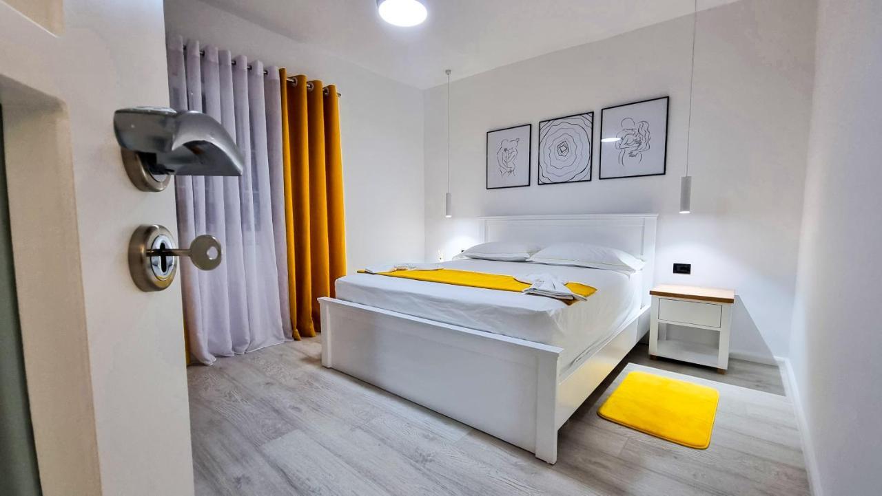 'The Yellow' Condo Μπεράτ Εξωτερικό φωτογραφία