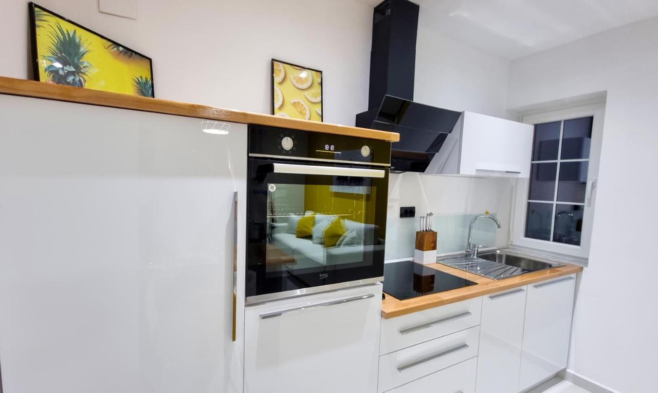 'The Yellow' Condo Μπεράτ Εξωτερικό φωτογραφία